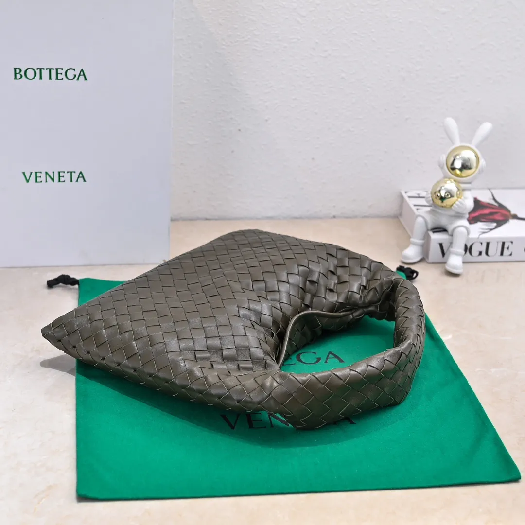 Batch 1860 #Bv new small HOP bag, the bag body and handles are made of a whole piece of woven leather. The bag body is soft and lazy. Hop symbolizes the praise of innovation and eternal craftsmanship [love]. The pyramid silhouette combines practicality and fashion. It is modern and casual. The double-sided closure design of the bag mouth is more convenient and safe! The cowhide texture also makes the bag more wear-resistant and durable. A must-have for fashionable ladies who like minimalism yet comfortable and casual! Size: 41x20.5x7.5, Model: 3966#